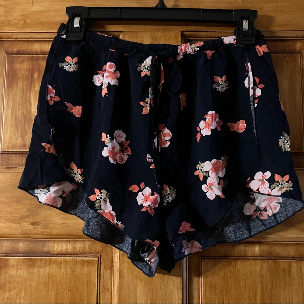 Abercrombie & Fitch Floral Women's Shorts - Black and Pinks